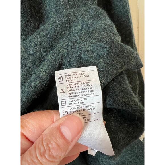 Vince wool & alpaca Blend V Neck Sweater in Hunter Green - Picture 7 of 10